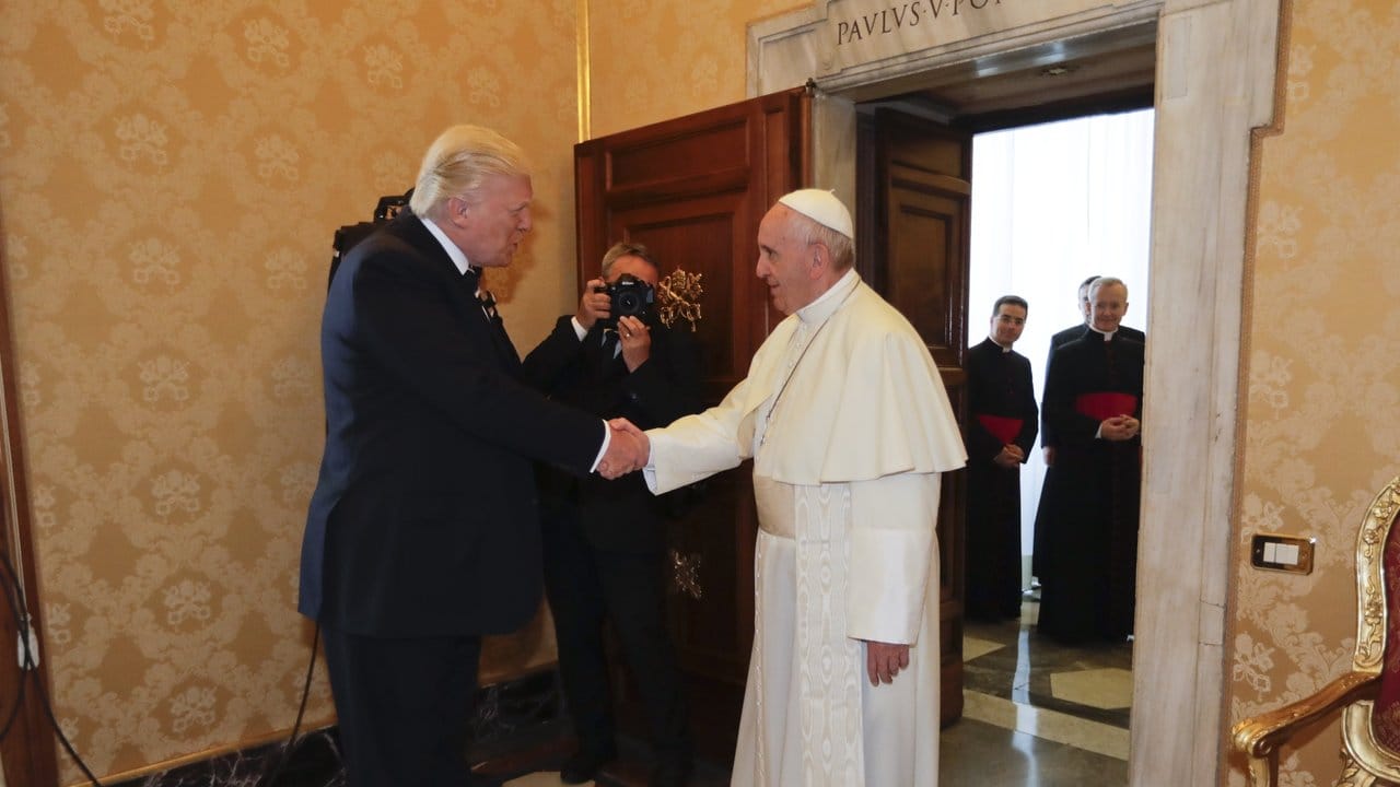 Zu Besuch im Vatikan: US-Präsident Donald Trump gibt Papst Franziskus die Hand. Zu Besuch im Vatikan: US-Präsident Donald Trump gibt Papst Franziskus die Hand.