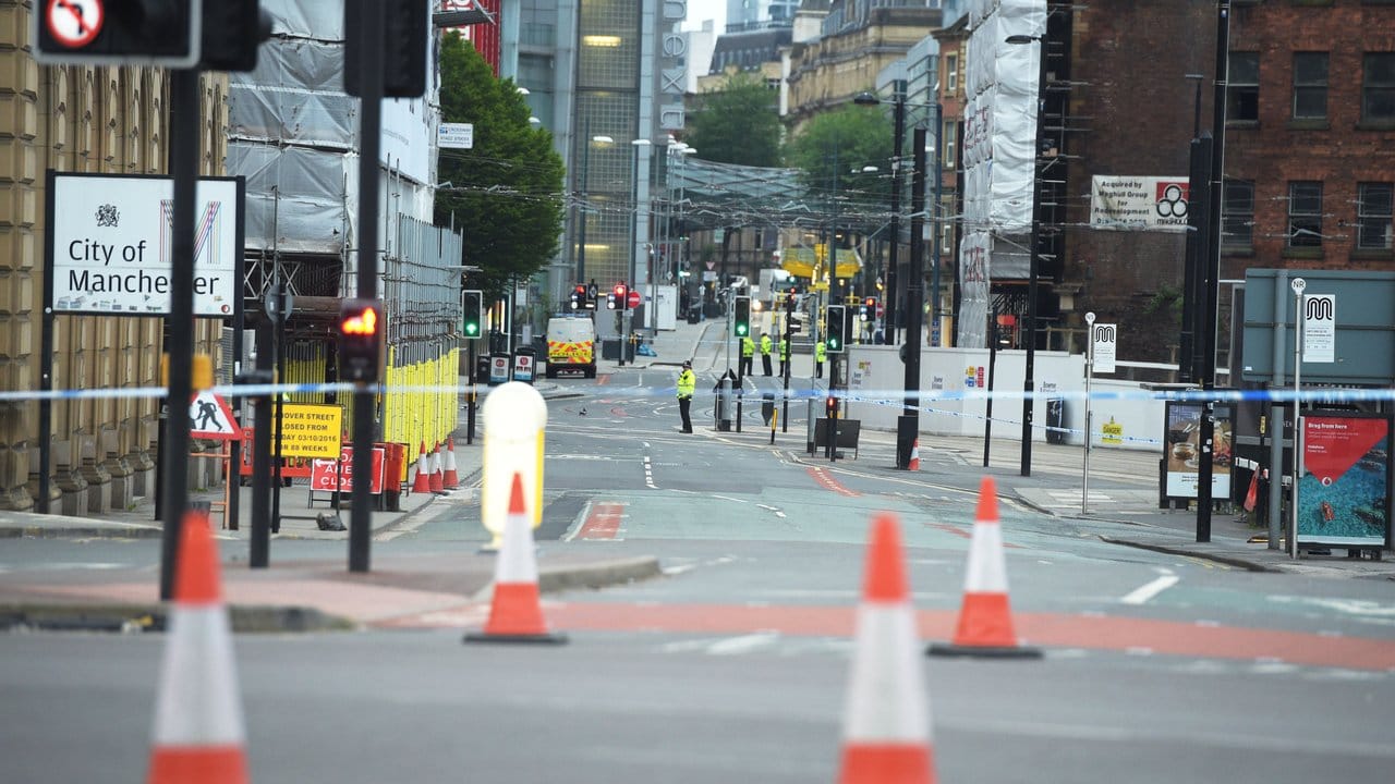 Die Polizei sperrte Straßen in der Nähe der Manchester Arena ab.