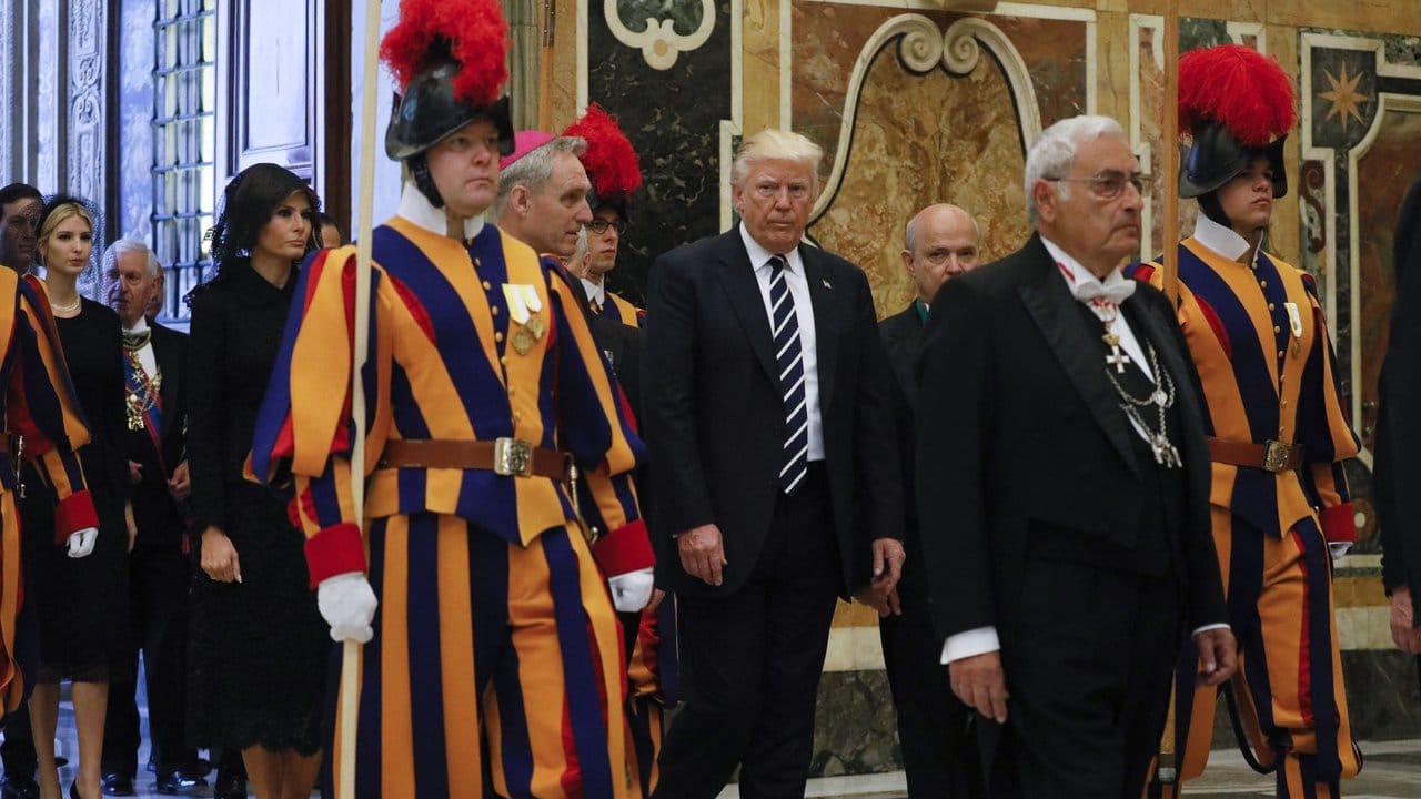 US-Präsident Donald Trump, seine Delegation und Mitglieder der Schweizer Garde im Vatikan. US-Präsident Donald Trump, seine Delegation und Mitglieder der Schweizer Garde im Vatikan.