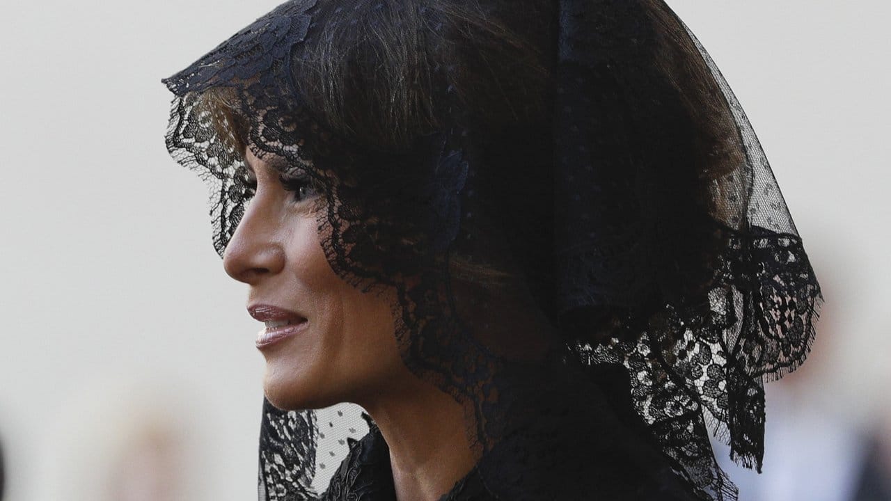 US-First Lady Melania Trump lächelt im Vatikan. US-First Lady Melania Trump lächelt im Vatikan.