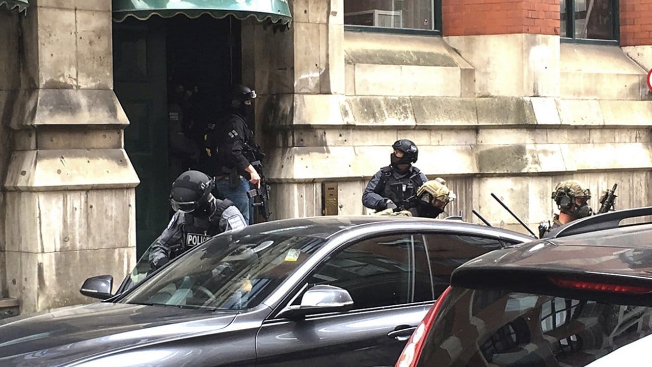 Bewaffnete Polizisten einer Spezialeinheit durchsuchen ein Appartment-Haus in Manchester.