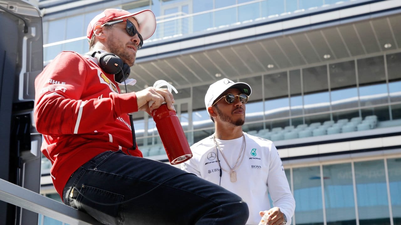 Sebastian Vettel (l) und sein Konkurrent Lewis Hamilton werden voraussichtlich auch den Sieg in Monaco unter sich ausmachen.
