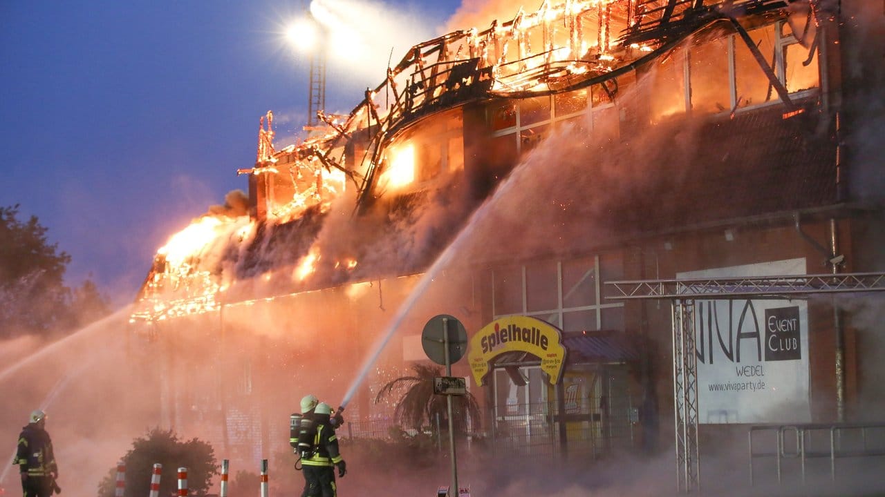 Feuerwehrleute bekämpfen den Großbrand in Wedel in Schleswig-Holstein.