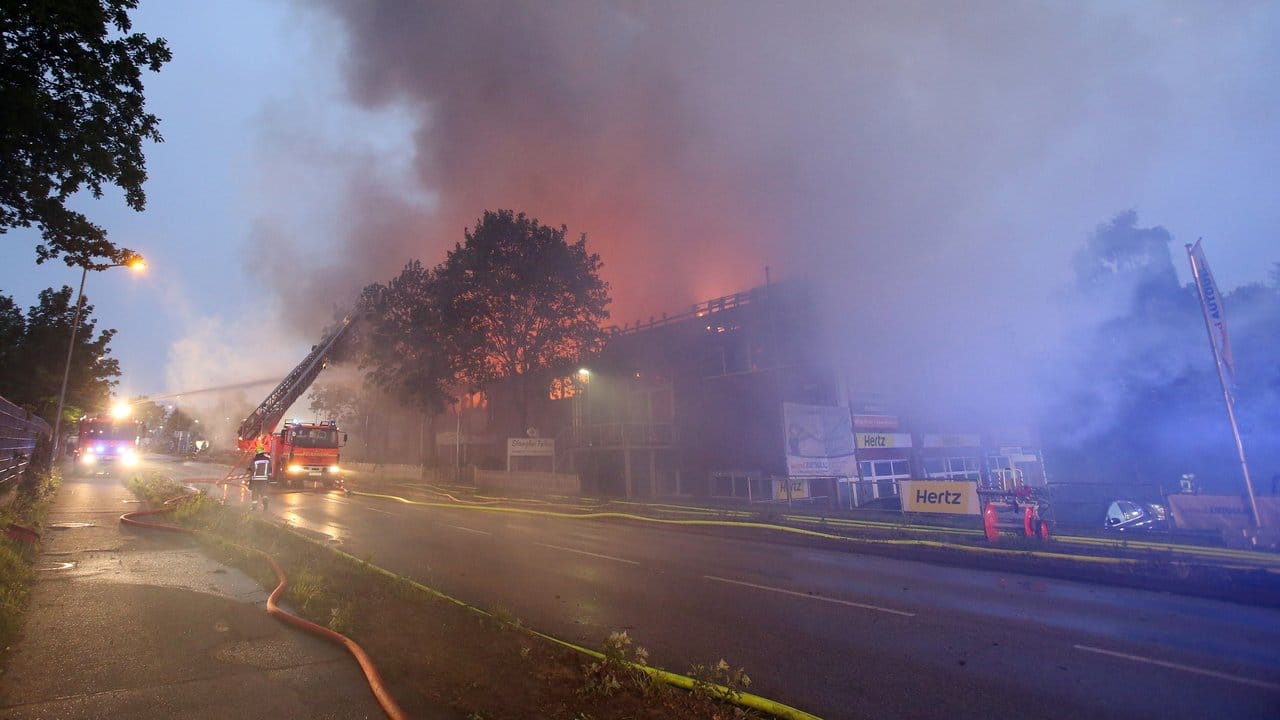 Das Feuer war in einem Gewerbegebiet in der Nähe von Hamburg ausgebrochen.
