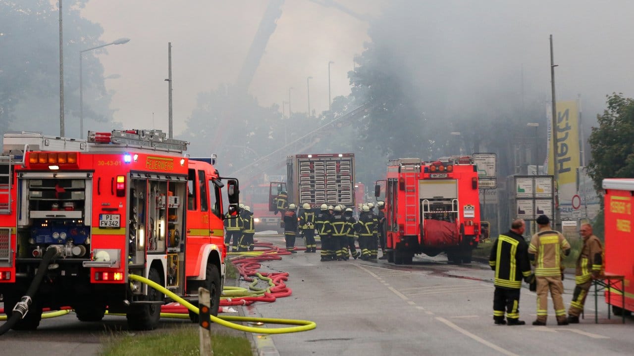 Insgesamt waren bei dem Feuer 180 Feuerwehrleute und Helfer im Einsatz.