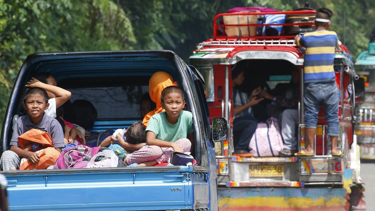 Mehrere tausend Menschen versuchen aus der umkämpften Stadt Marawi zu entkommen. Mehrere tausend Menschen versuchen aus der umkämpften Stadt Marawi zu entkommen.