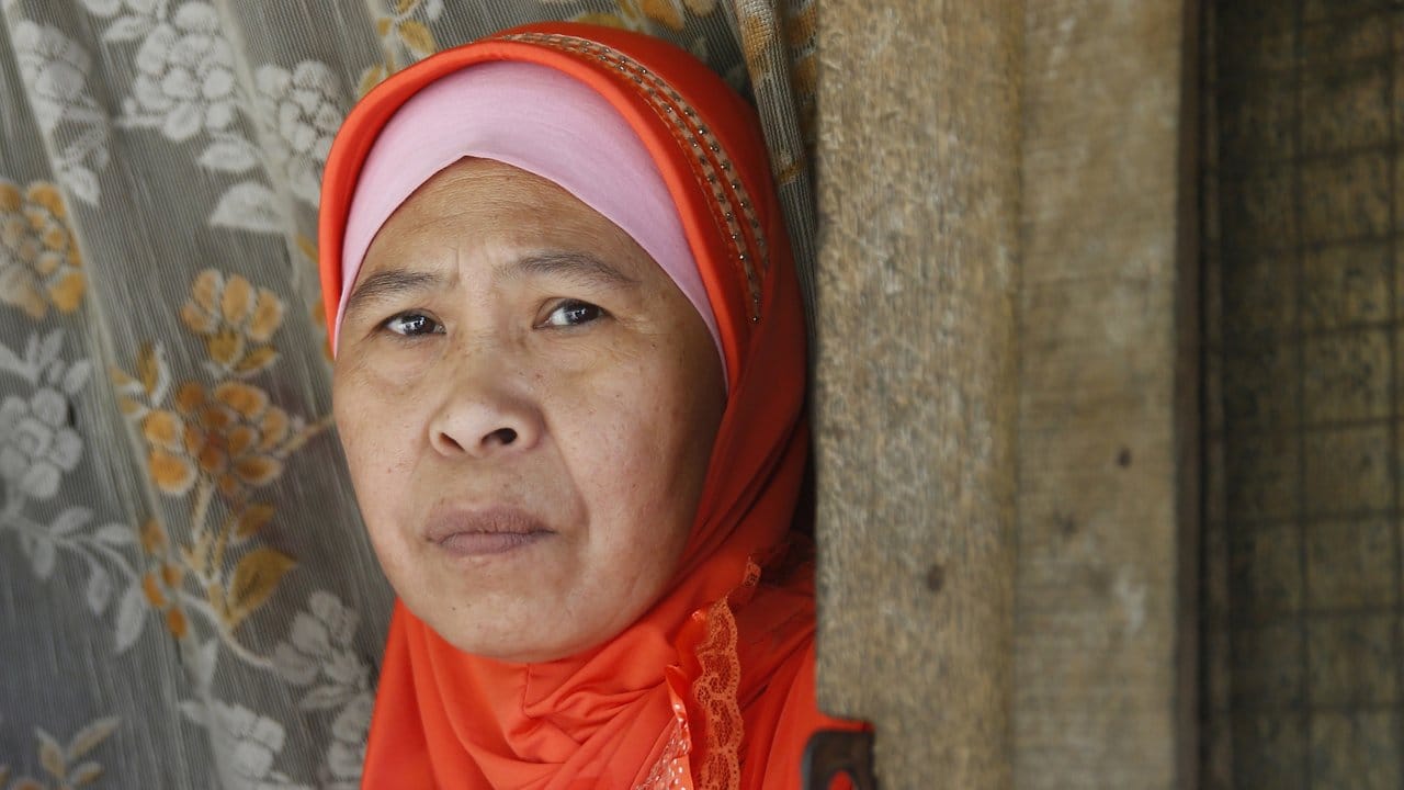 Eine philippische Frau wartet in der umkämpften Stadt Marawi auf ihre Evakuierung. Eine philippische Frau wartet in der umkämpften Stadt Marawi auf ihre Evakuierung.