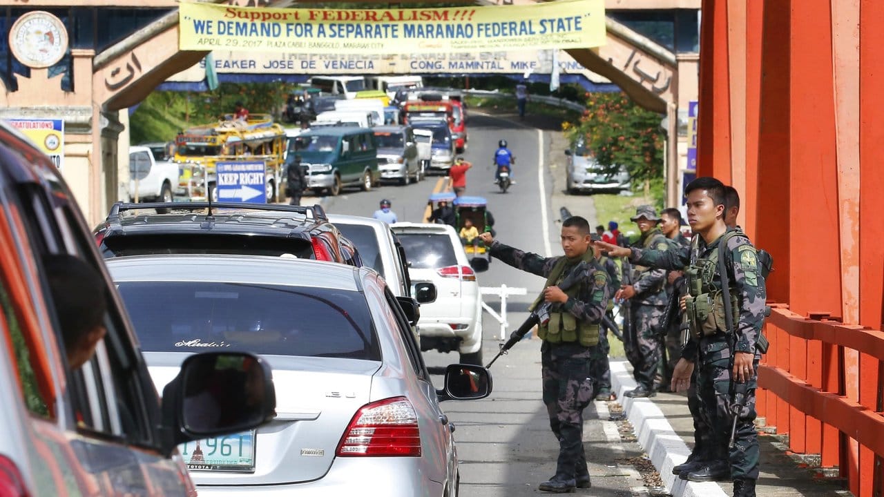 Regierungstruppen kontrollieren auf einer Straße in Richtung Marawi Fahrzeuge. Regierungstruppen kontrollieren auf einer Straße in Richtung Marawi Fahrzeuge.