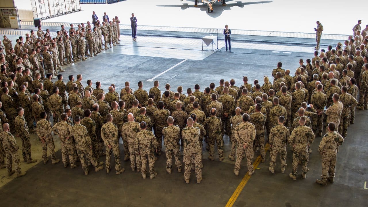 Verteidigungsministerin Ursula von der Leyen bei einem Besuch in Incirlik am 1.