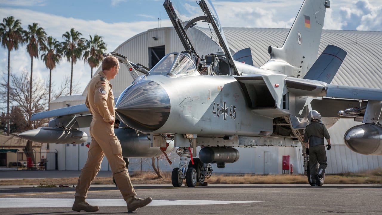 Oberst Michael Krah, Kommodore des Einsatzgeschwaders Counter DAESH, vor einem Tornado der Luftwaffe in Incirlik.