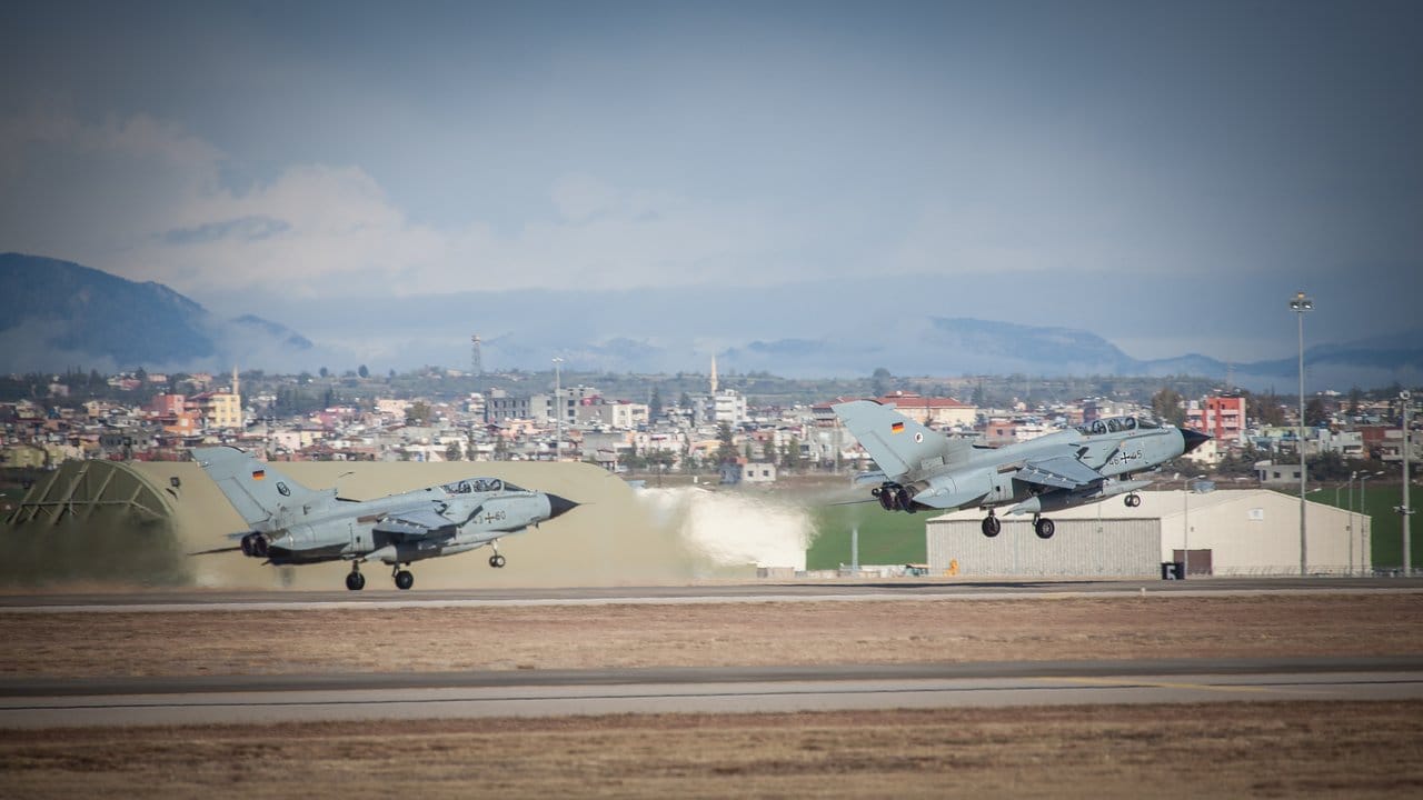 Zwei Recce-Tornados der Luftwaffe der Bundeswehr starten im Rahmen des Einsatzes Counter DAESH in Incirlik.