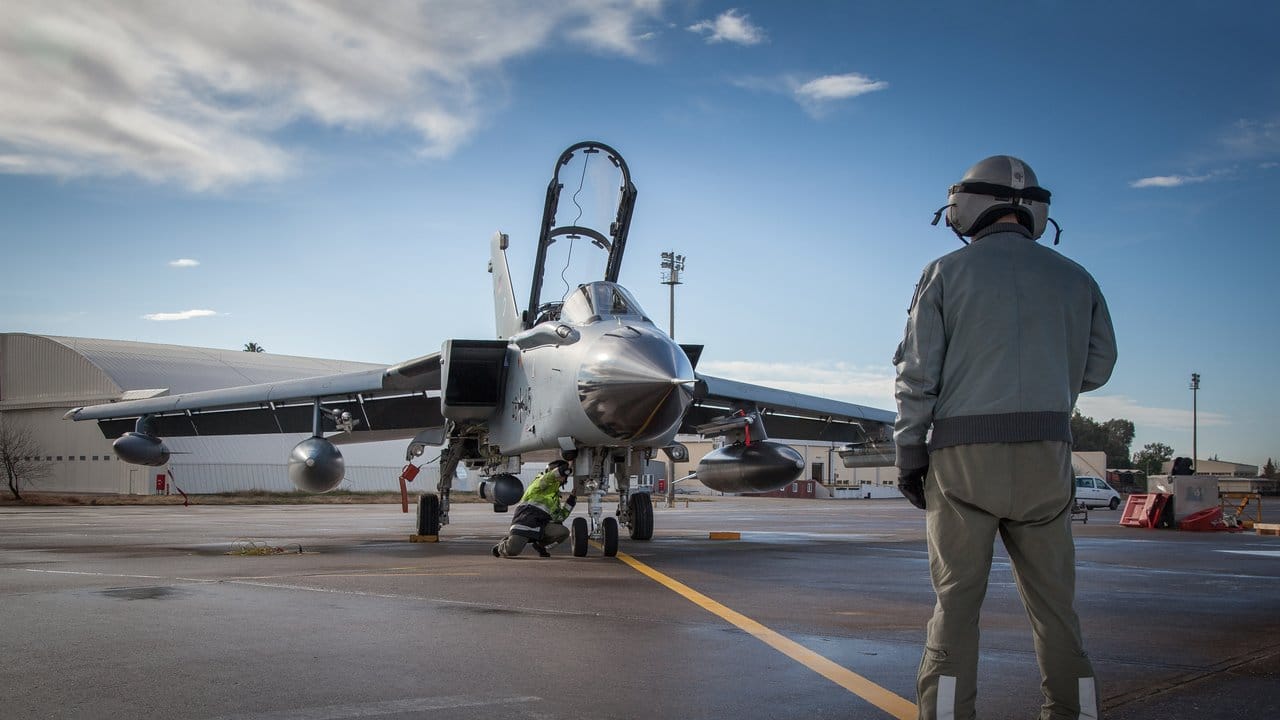 Techniker bereiten im Rahmen des Einsatzes Counter DAESH den ersten Einsatzflug zweier Recce Tornados auf der Air Base in Incirlik vor.