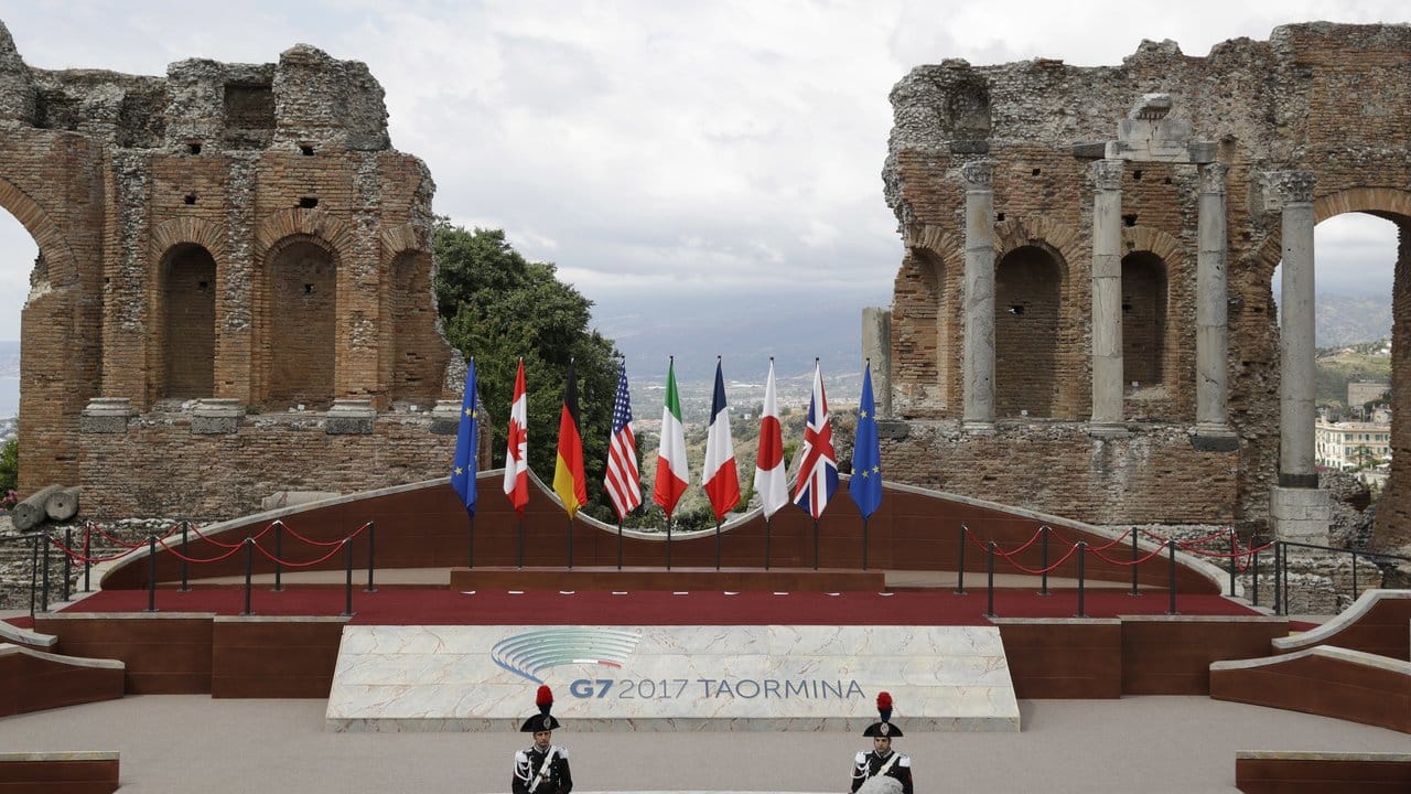 Vor dem antiken griechischen Theater in Taormina werden die Staats- und Regierungschefs für ein Gruppenfoto erwartet.