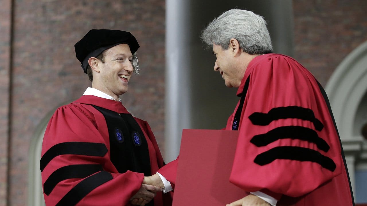 Mark Zuckerberg (l), erhielt an der Harvard University vom Vizepräsidenten Marc Goodheart einen Ehrendoktor.