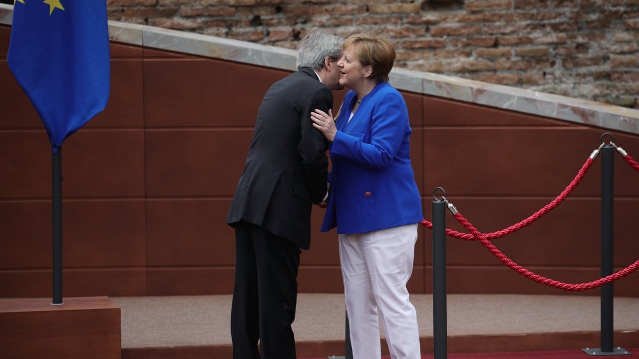 Italiens Ministerpräsident Paolo Gentiloni begrüßt Angela Merkel.