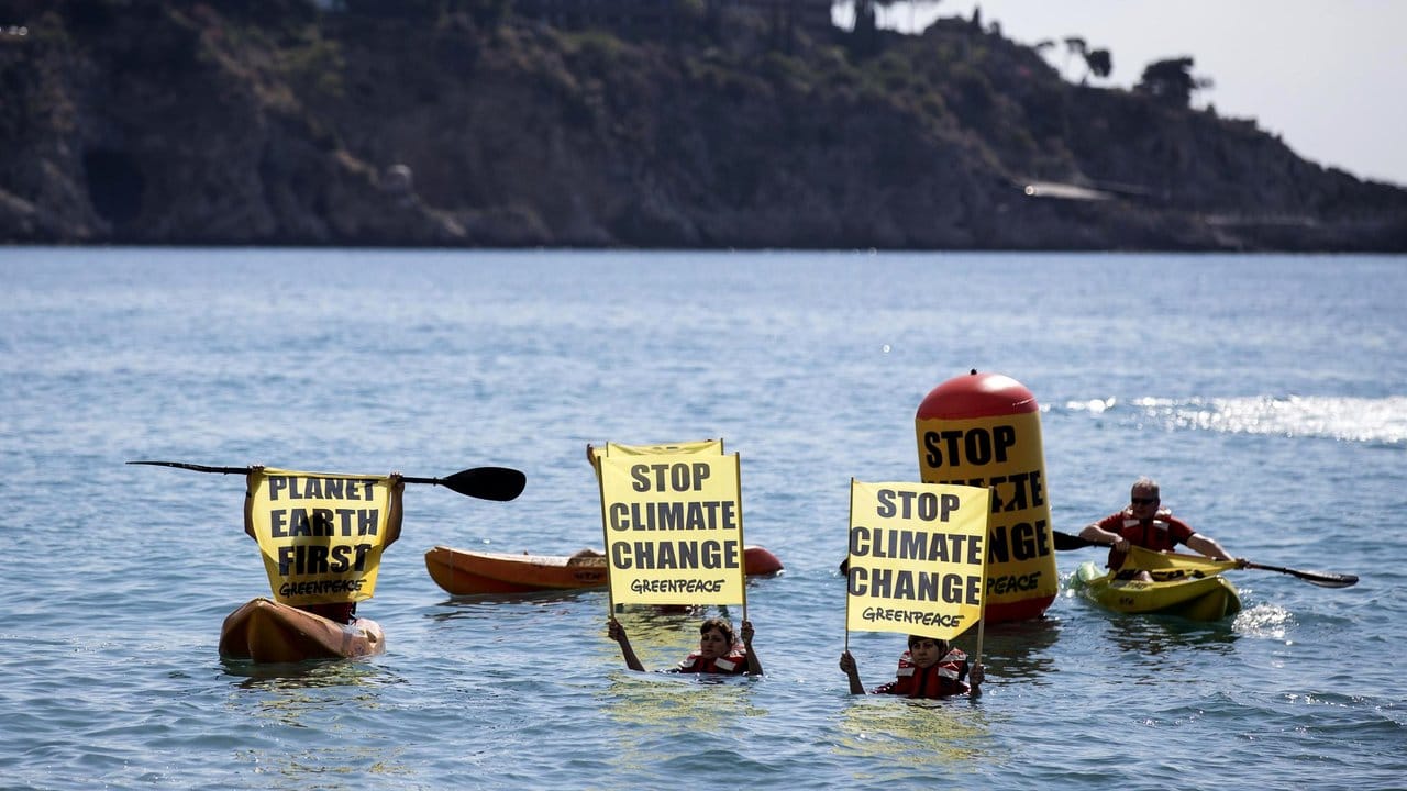 Greenpeace-Aktivisten demonstrieren im Meer vor Giardini Naxos südlich von Taormina.