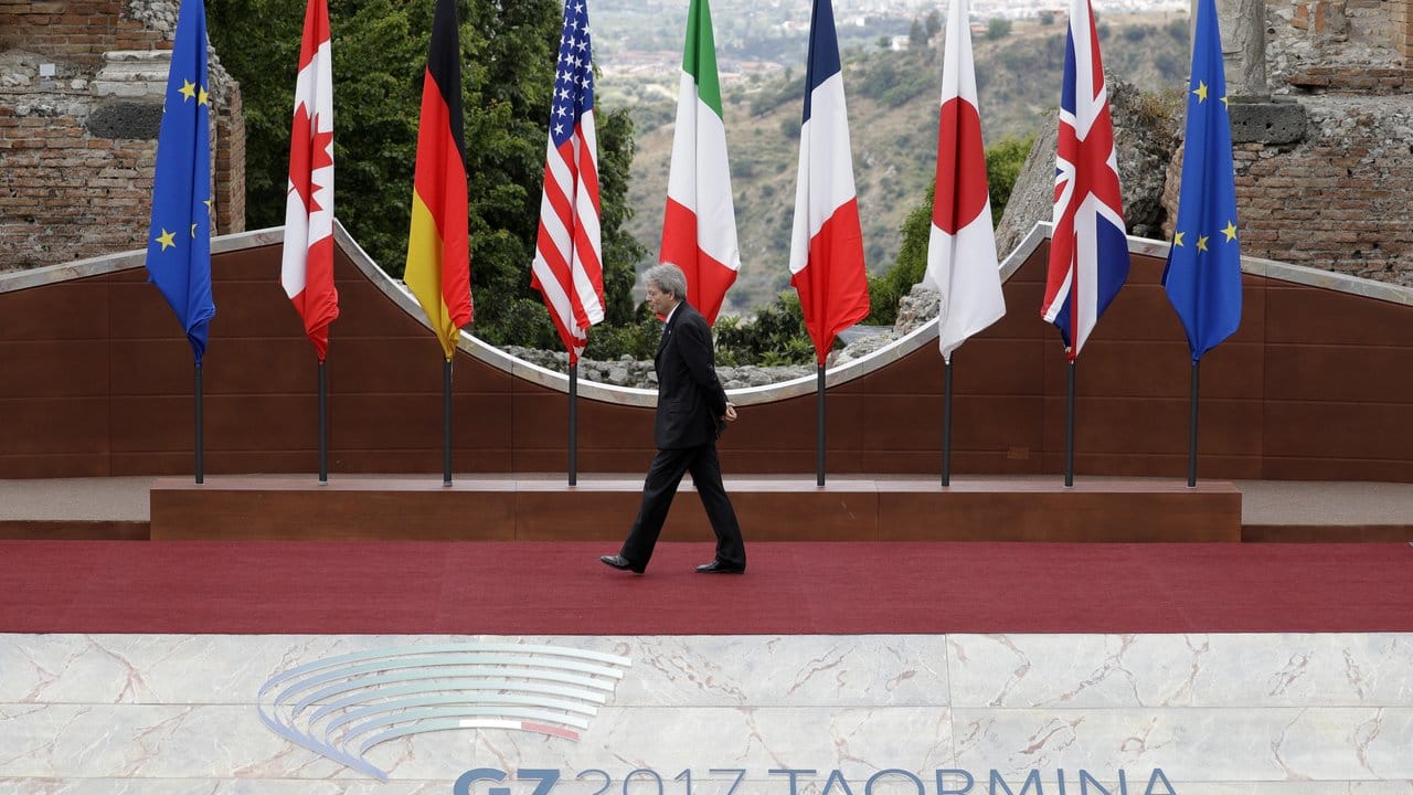 Einen Moment für sich: der italienische Ministerpräsident Paolo Gentiloni beim G7-Gipfel.