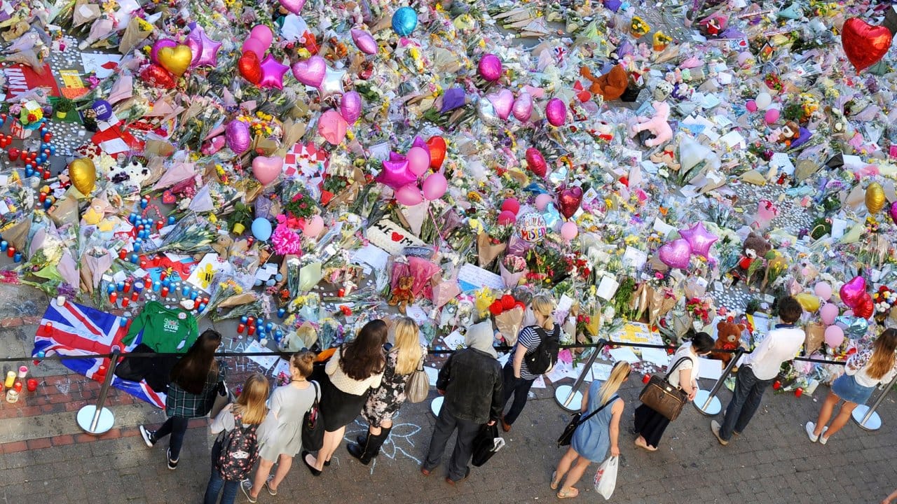 Mit Blumen, Kerzen und Luftballons wird an die Opfer des Terroranschlags gedacht.