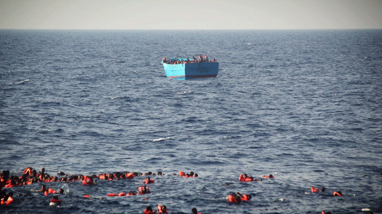 Flüchtlinge treiben vor Libyen im Wasser.