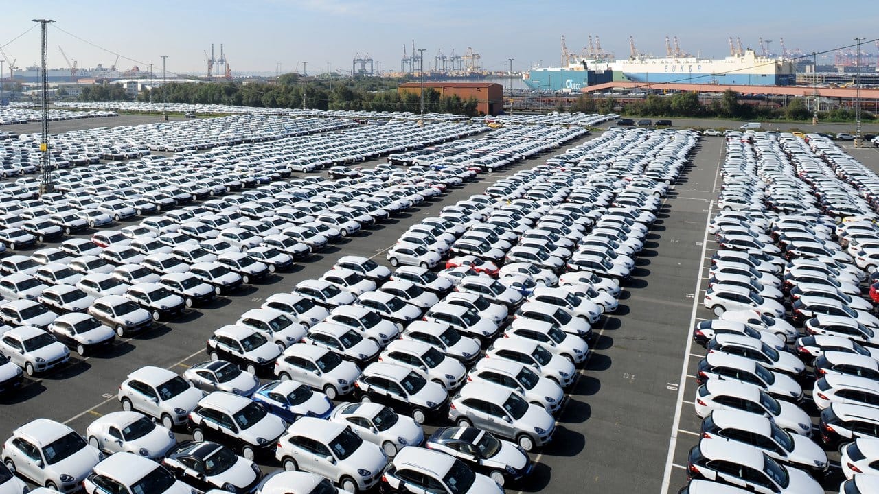 Porsche-Neuwagen warten in Bremerhaven auf den Export.