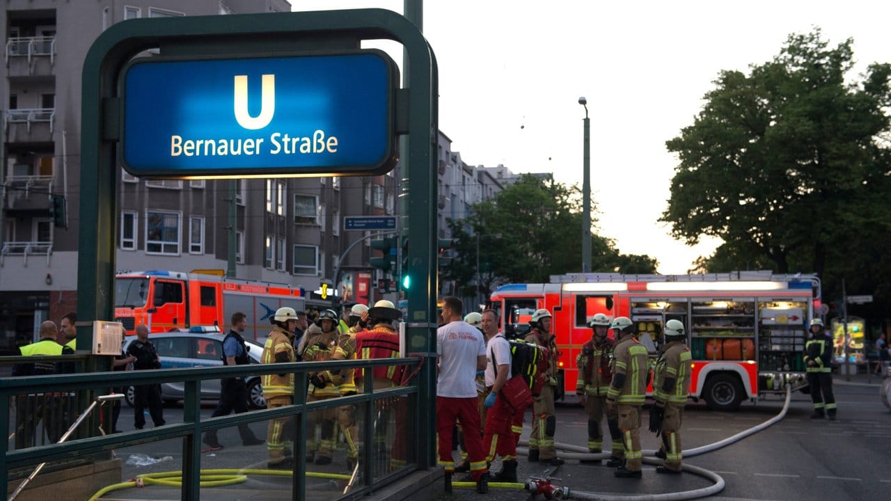 Rettungskräfte und Einsatzfahrzeuge am U-Bahnhof Bernauer Straße in Berlin. Rettungskräfte und Einsatzfahrzeuge am U-Bahnhof Bernauer Straße in Berlin.