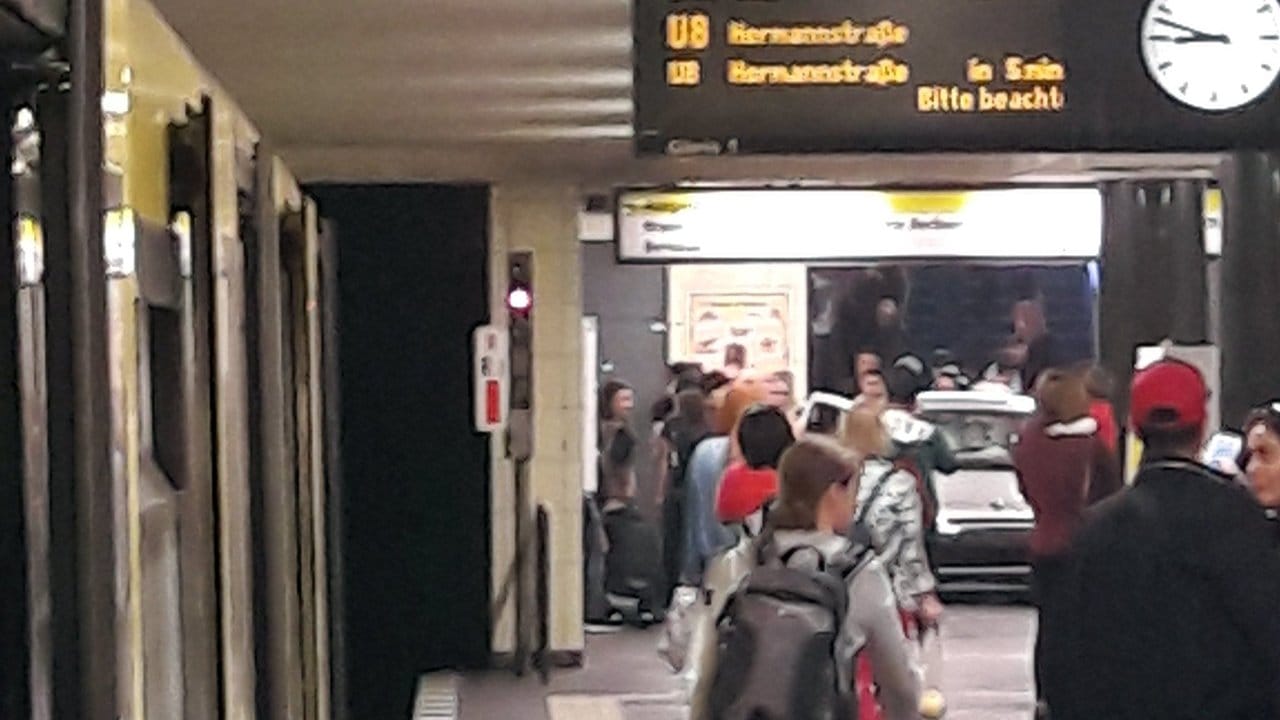 Auto in der U-Bahn-Station: Der silberfarbene Wagen ist im Hintergrund zu erkennen (Bestmöglich verfügbare Qualität). Auto in der U-Bahn-Station: Der silberfarbene Wagen ist im Hintergrund zu erkennen (Bestmöglich verfügbare Qualität).
