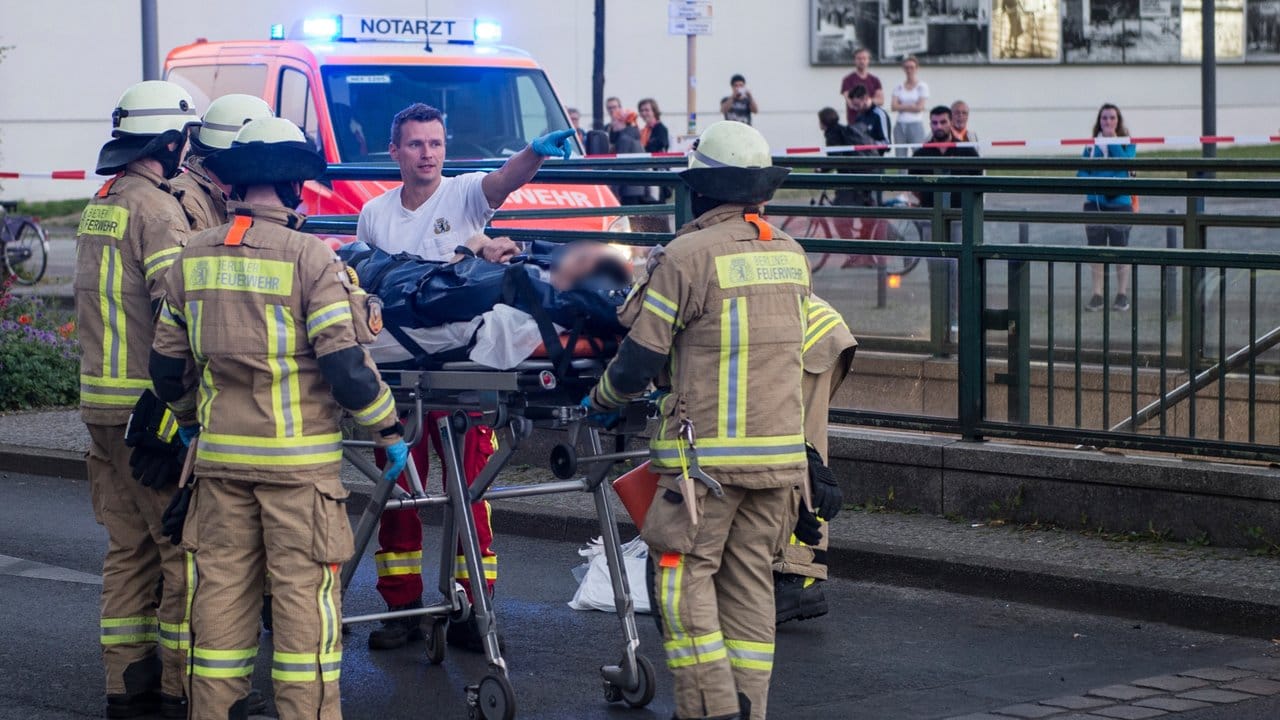 Rettungskräfte organisieren den Einsatz am U-Bahnhof Bernauer Straße. Rettungskräfte organisieren den Einsatz am U-Bahnhof Bernauer Straße.