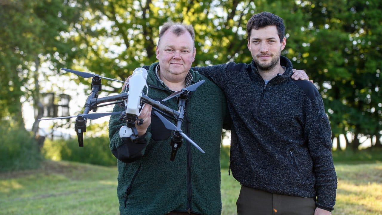 Die Jäger Dieter Hampel (l) und Ruppert Walch zeigen in Ehingen am Ries bei Nördlingen eine Drohne, die mit einer Wärmebildkamera ausgestattet ist. Die Jäger Dieter Hampel (l) und Ruppert Walch zeigen in Ehingen am Ries bei Nördlingen eine Drohne, die mit einer Wärmebildkamera ausgestattet ist.