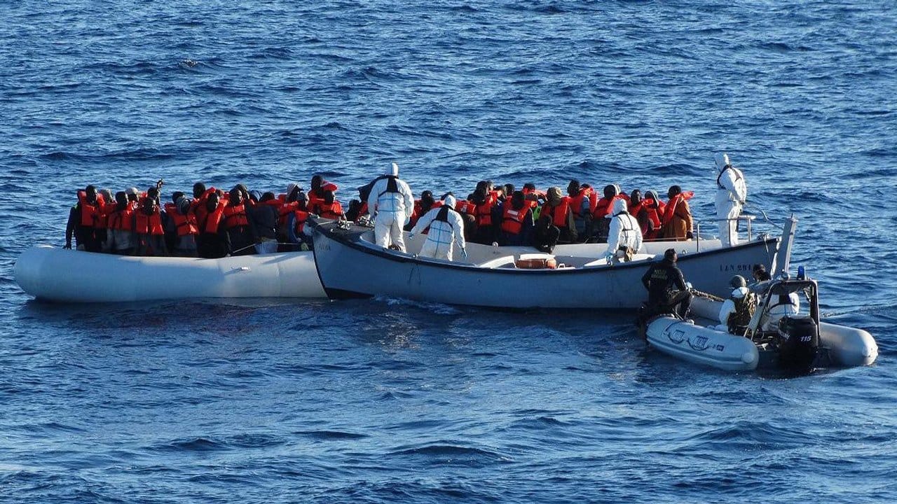 Von der italienischen Marine im Januar gerettete Bootsflüchtlinge auf dem Mittelmeer vor Sizilien.