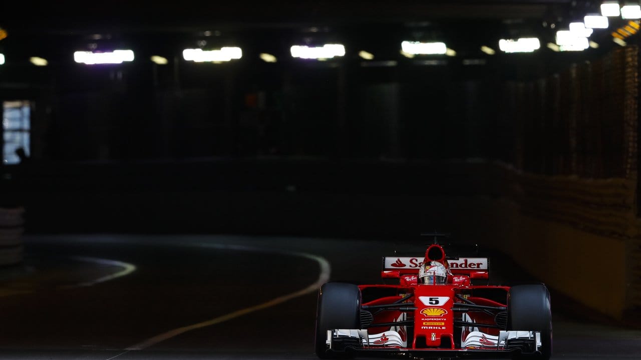 Sebastian Vettel kommt in Monaco aus dem Tunnel gerast.