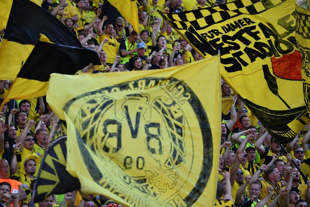 Die BVB-Fans feiern auf der Tribüne.