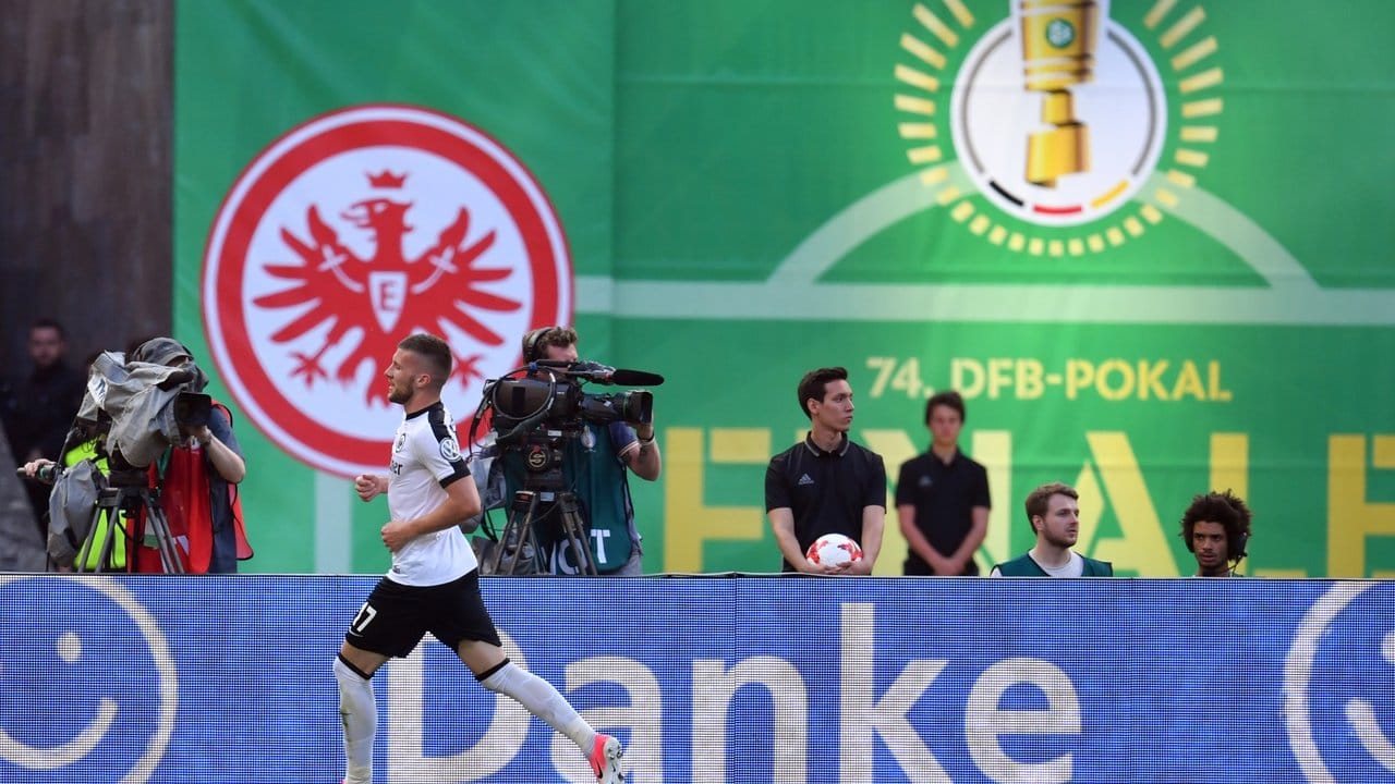 Frankfurts Ante Rebic jubelt über seinen Treffer zum 1:1.