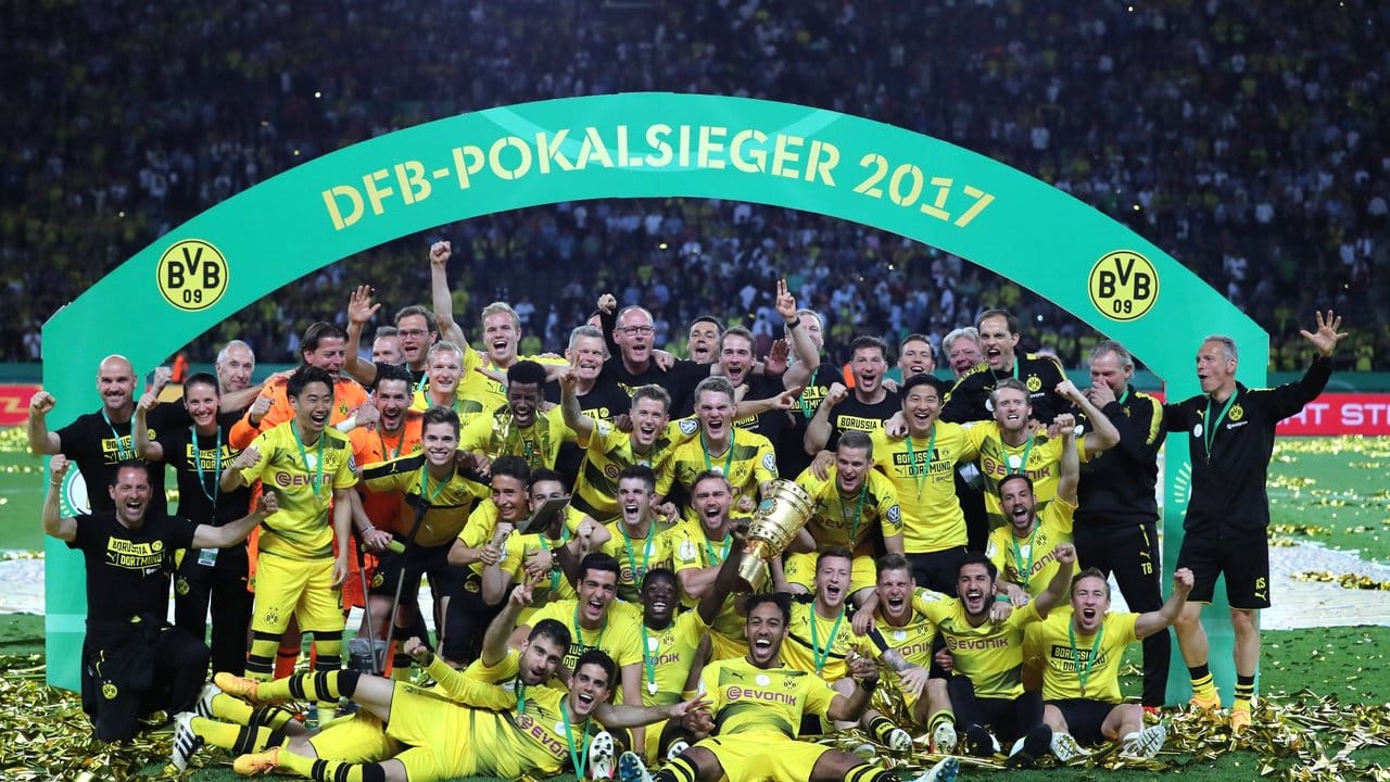 Borussia Dortmund: Gruppenbild mit Pokal.