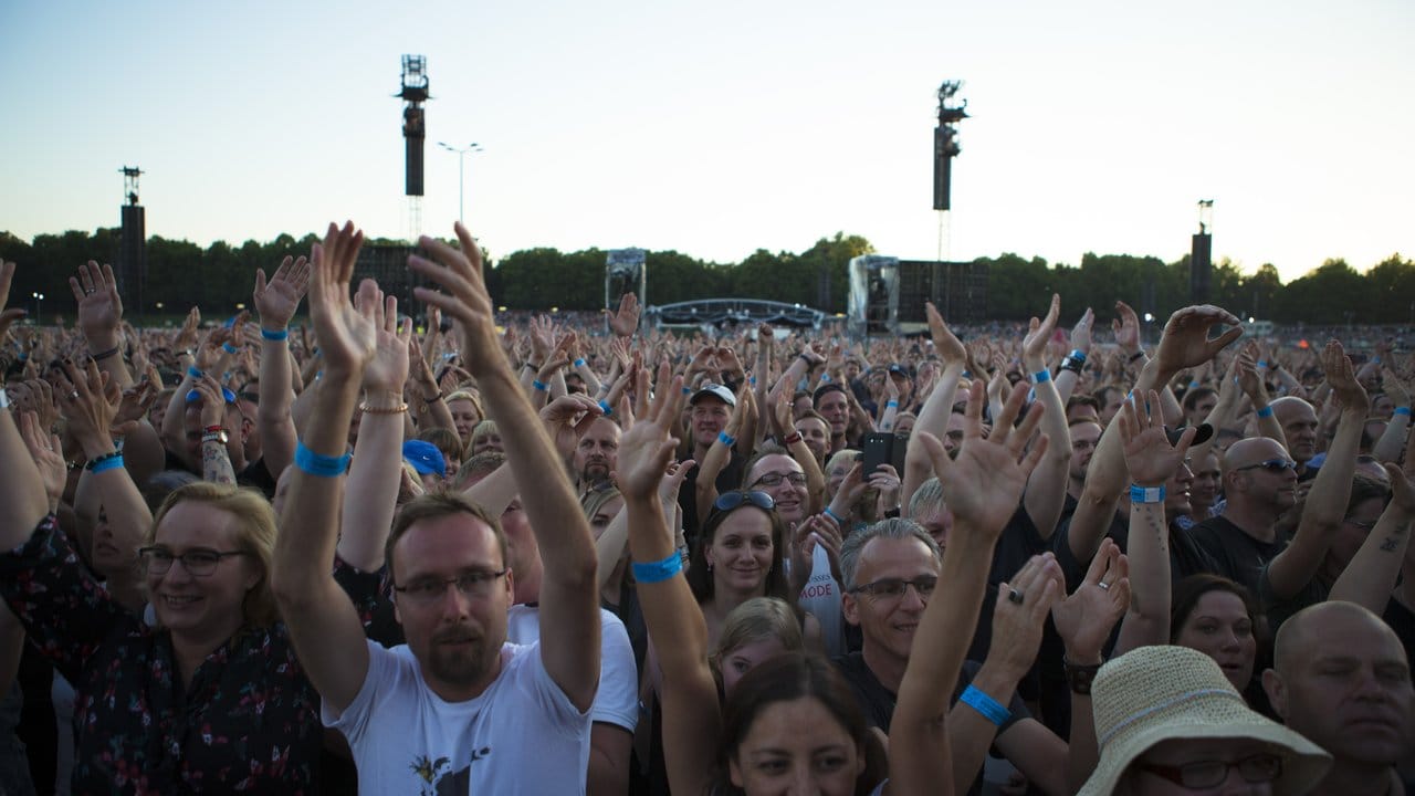 Rund 70 000 Zuschauer feierten in Leipzig den Auftritt der britischen Band Depeche Mode.