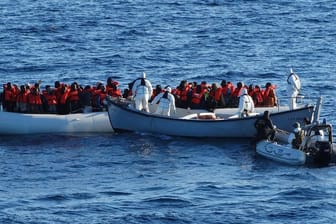 Von der italienischen Marine gerettete Bootsflüchtlinge vor Sizilien.