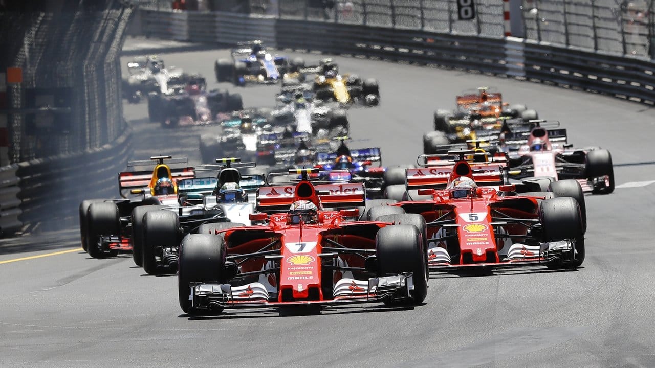 Kimi Räikkönen verteidigte am Start seine Spitzenposition vor Ferrari-Kollege Vettel.