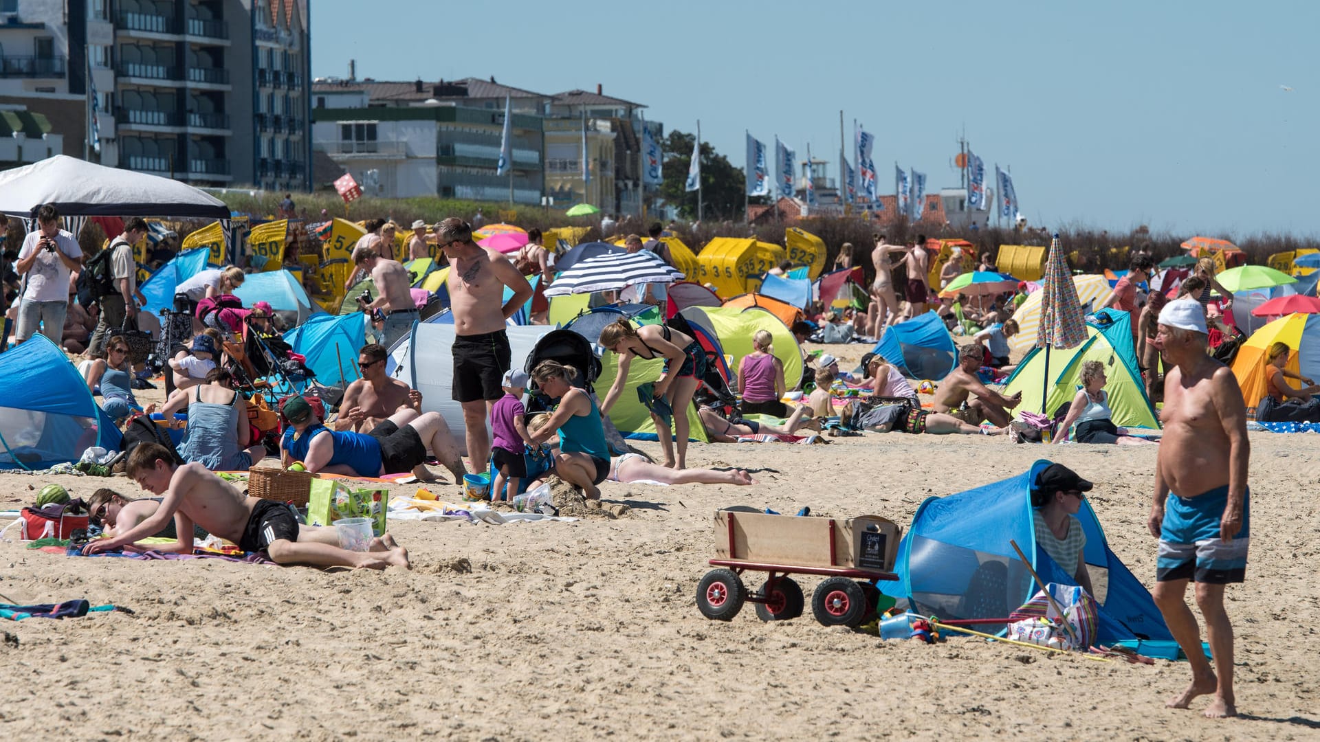 Bei bestem Sommerwetter waren die Strände - wie hier in Cuxhaven - bestens besucht. Bei bestem Sommerwetter waren die Strände - wie hier in Cuxhaven - bestens besucht.