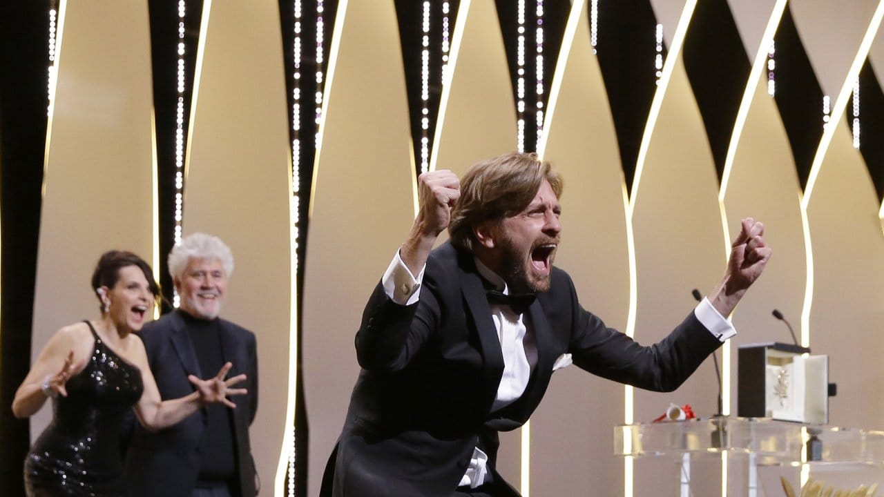 Ruben Östlund, Gewinner der Goldenen Palme, schreit seine Freude heraus.