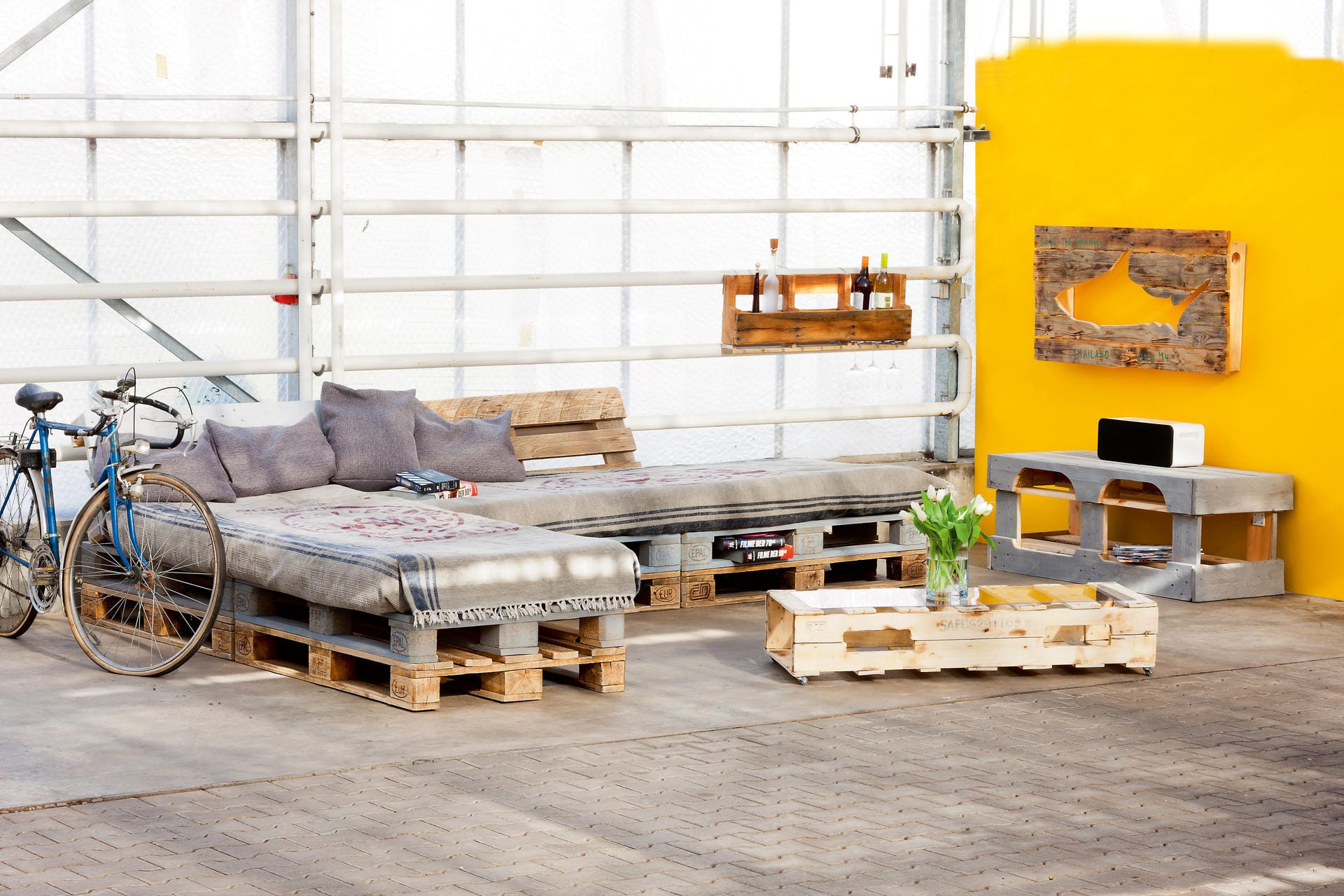 Aus Holzpaletten lassen sich tolle Möbel bauen - zum Beispiel eine gemütliche Couch.