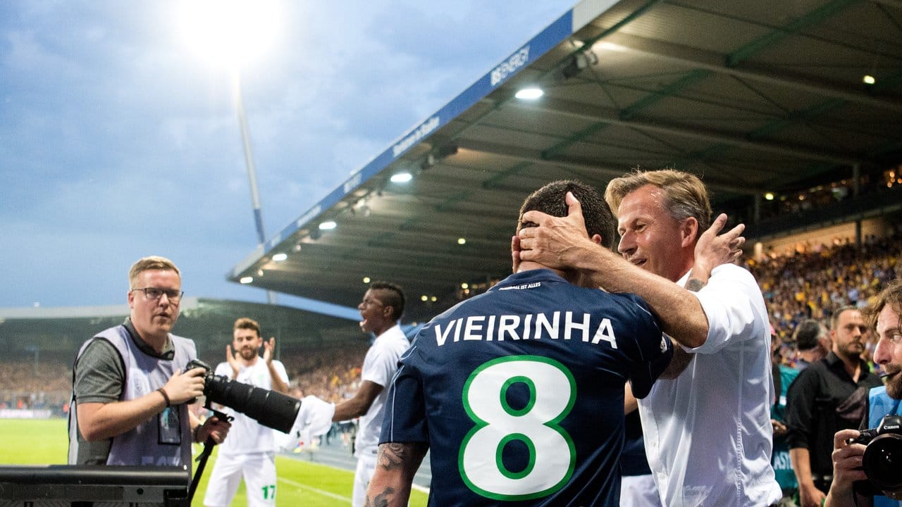 Wolfsburgs Trainer Andries Jonker gratuliert dem Torschützen Vieirinha.