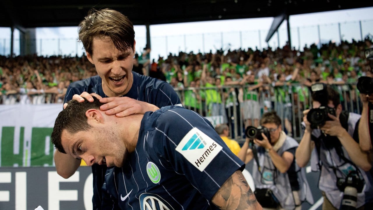 Wolfsburgs Vieirinha feiert seinen Treffer mit Teamkollege Philipp Wollscheid.
