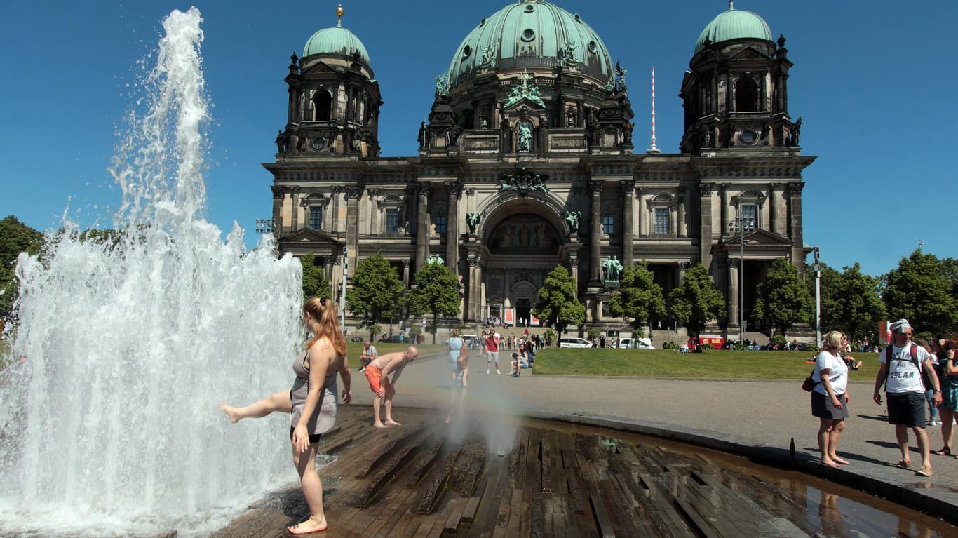 Der Mai überraschte mit hochsommerlichen Temperaturen und die Menschen suchten, wie hier am Brunnen im Lustgarten Berlin, Abkühlung. Ob der Sommer ähnlich heiß wird, ist noch nicht klar.