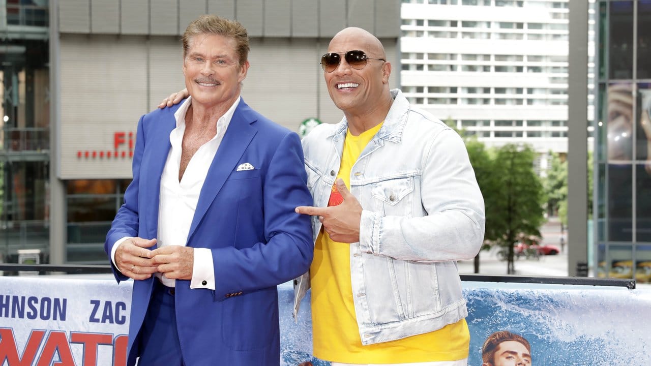 David Hasselhoff (l) und Dwayne Johnson bei der "Baywatch"-Premiere in Berlin. David Hasselhoff (l) und Dwayne Johnson bei der "Baywatch"-Premiere in Berlin.