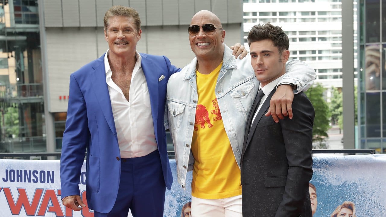 David Hasselhoff (l-r), Dwayne Johnson und Zac Efron bei der "Baywatch"-Premiere in Berlin. David Hasselhoff (l-r), Dwayne Johnson und Zac Efron bei der "Baywatch"-Premiere in Berlin.