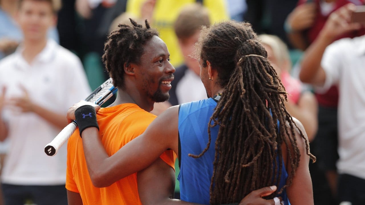 Dustin Brown (r) gratuliert Gael Monfils zum Sieg. Dustin Brown (r) gratuliert Gael Monfils zum Sieg.