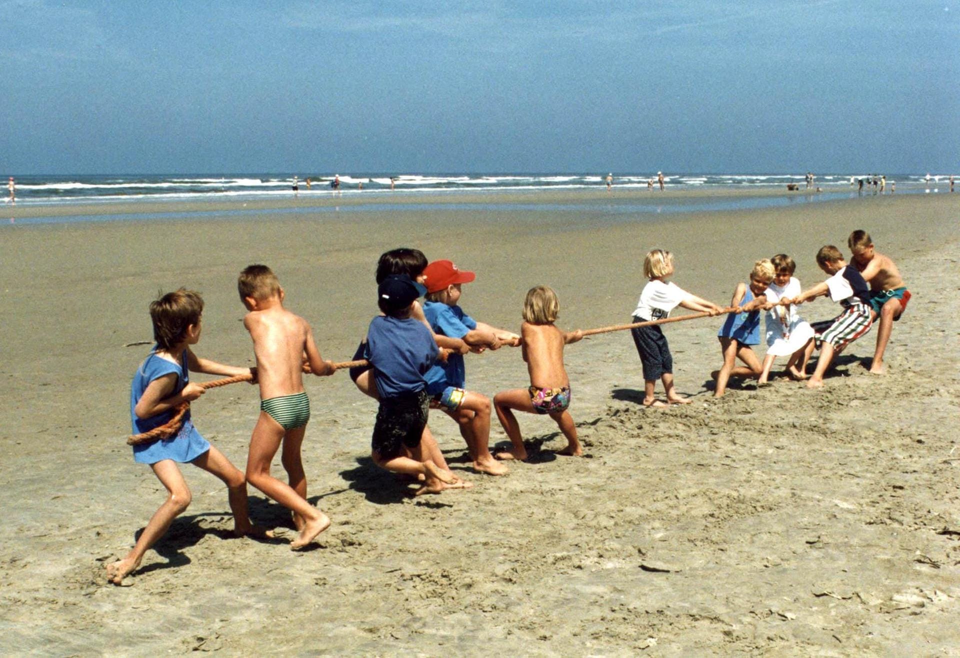 Spielende Kinder am Strand von Juist
