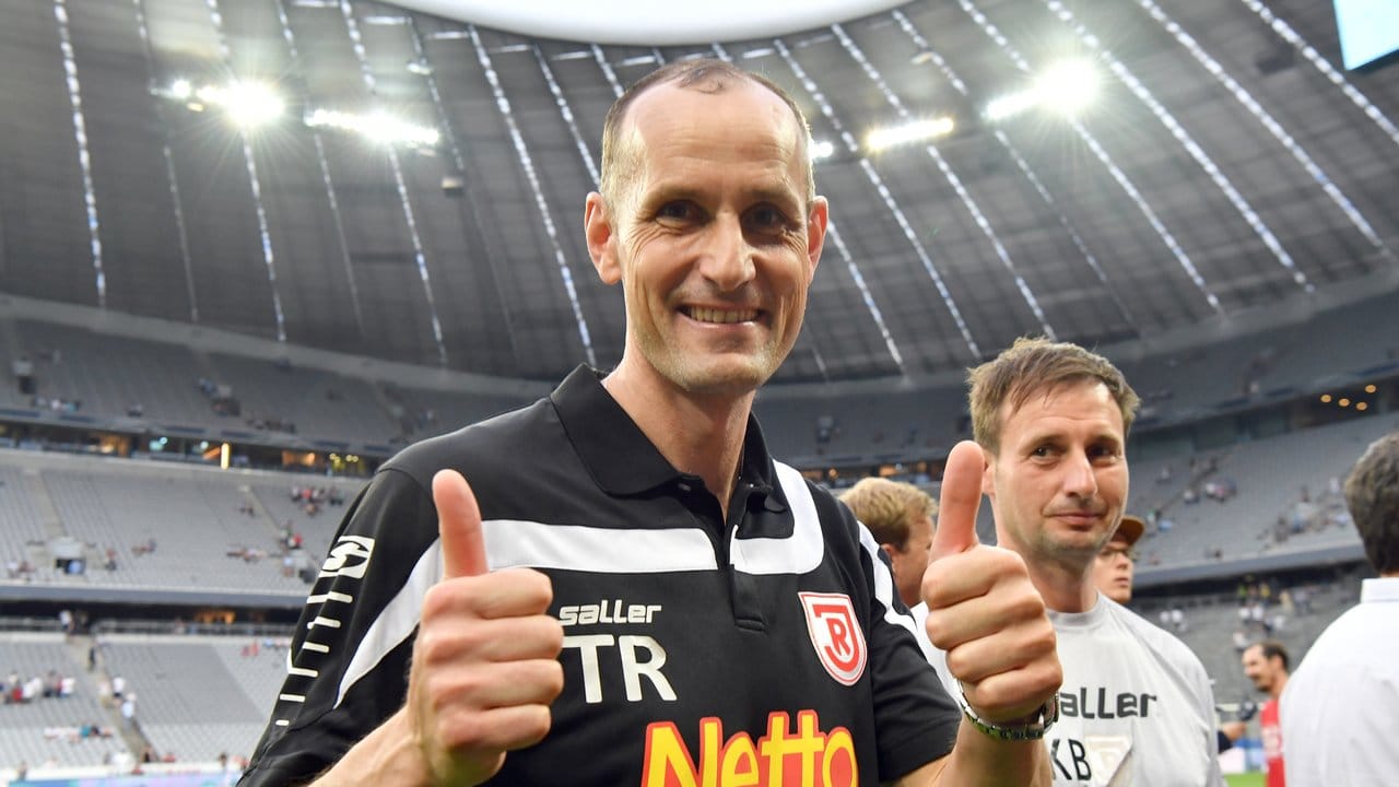 Regensburgs Trainer Heiko Herrlich ist stolz auf die Leistung seiner Spieler.