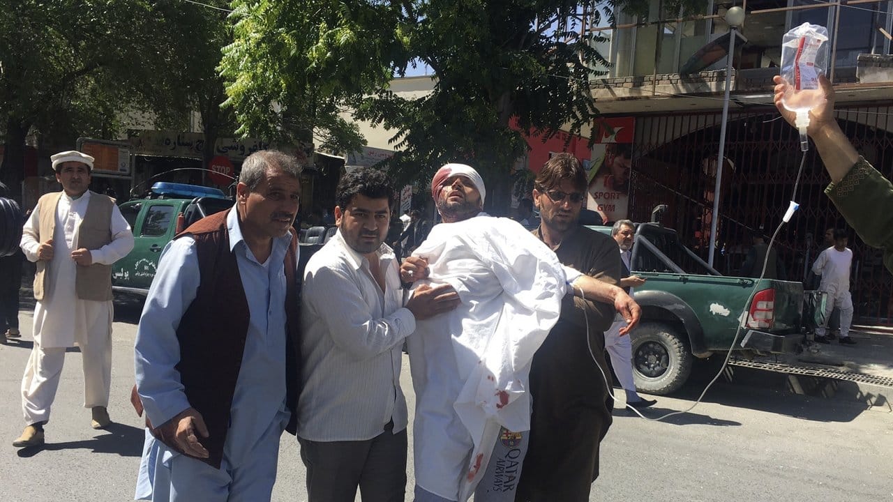 Männer versorgen in Kabul einen Verletzten.