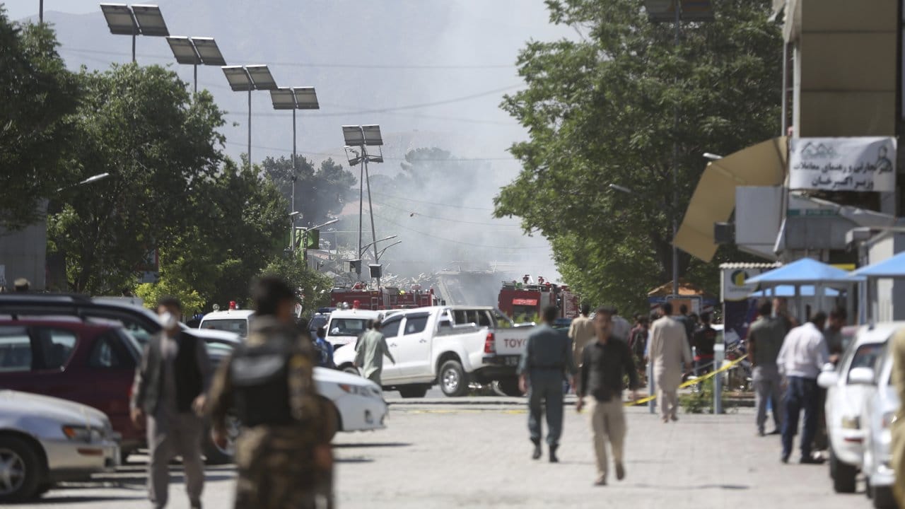 Sicherheitskräfte untersuchen den Anschlagsort in Kabul.
