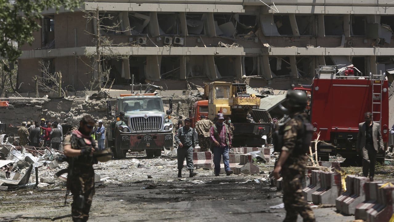 Sicherheitskräfte untersuchen in Kabul nach einem Autobombenanschlag den Anschlagsort nahe der deutschen Botschaft.